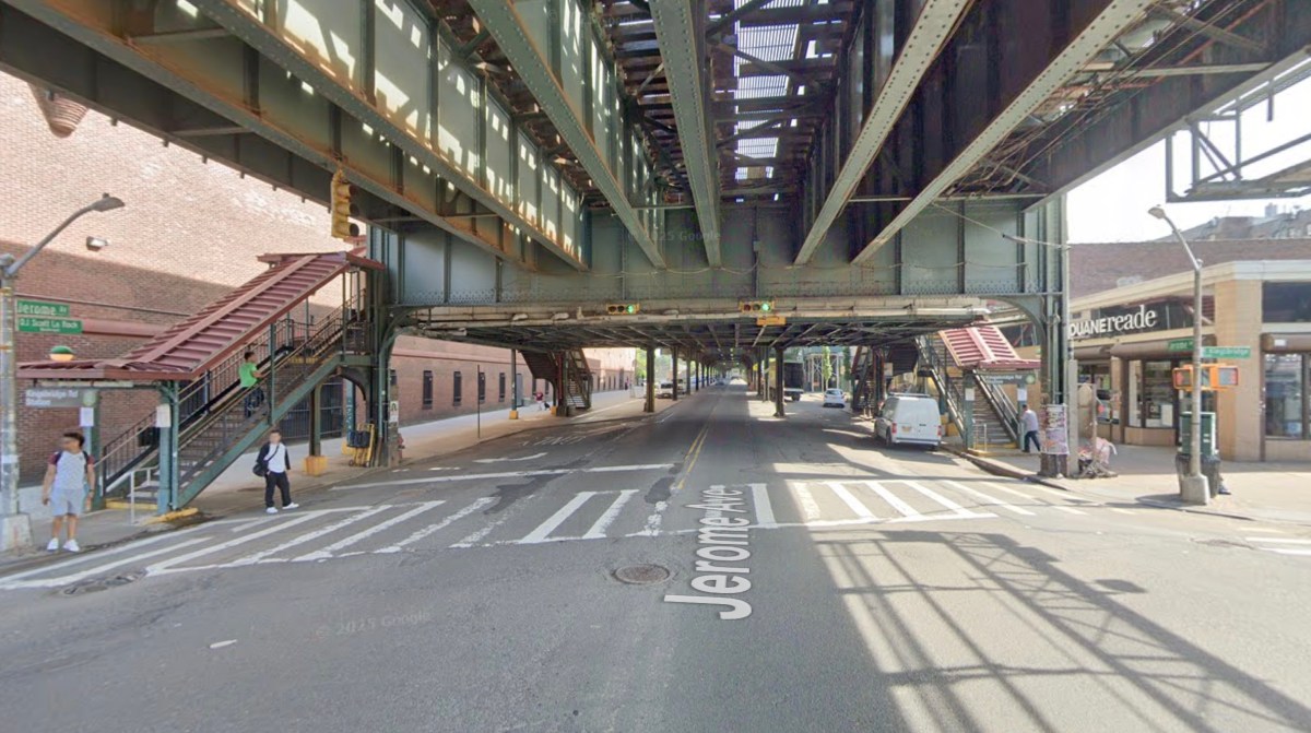 Bronx slashing suspect slices man's face in random attack: cops 2 Scene of Bronx slashing